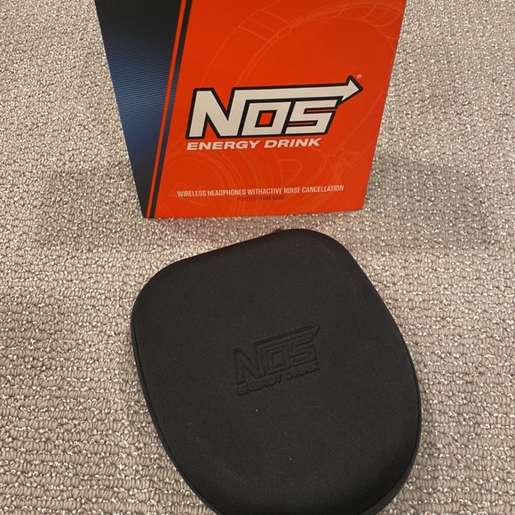 NWT! Wireless headphones with active noise cancellation and carrying case (Nos) - Picture 6 of 6